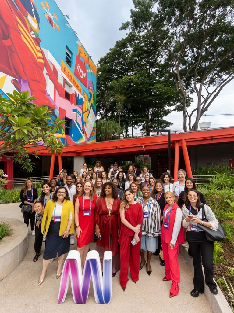 grupo-de-mulheres-c-level-foi-recebido-pela-vp-do-ifood-luana-ozemela
